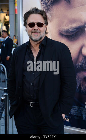 Warf Mitglied Russell Crowe besucht die Premiere des Motion picture Kriegsdrama "Das Wasser Wahrsager" bei TCL Chinese Theatre in Hollywood" in Los Angeles am 16. April 2015. Handlung: Nach der Schlacht von Gallipoli, 1915, ein australischer Bauer, Connor (Russell Crowe), reist in die Türkei seine 3 fehlenden Söhne zu finden. Während Sie in einem Hotel in Istanbul bleiben, trifft er Ayshe (Olga Kurylenko), der Hotelmanager, und versucht einen Weg nach Gallipoli zu finden. Foto von Jim Ruymen/UPI Stockfoto