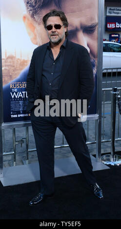 Warf Mitglied Russell Crowe besucht die Premiere des Motion picture Kriegsdrama "Das Wasser Wahrsager" bei TCL Chinese Theatre in Hollywood" in Los Angeles am 16. April 2015. Handlung: Nach der Schlacht von Gallipoli, 1915, ein australischer Bauer, Connor (Russell Crowe), reist in die Türkei seine 3 fehlenden Söhne zu finden. Während Sie in einem Hotel in Istanbul bleiben, trifft er Ayshe (Olga Kurylenko), der Hotelmanager, und versucht einen Weg nach Gallipoli zu finden. Foto von Jim Ruymen/UPI Stockfoto