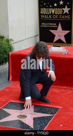 Songwriter, Sänger, Produzent und Rock artist Jeff Lynne berührt seine Sterne während einer enthüllungsfeier ihn ehrt mit dem 2.548 th Stern auf dem Hollywood des Ruhmes in Los Angeles am 23. April 2015 laufen. Foto von Jim Ruymen/UPI Stockfoto