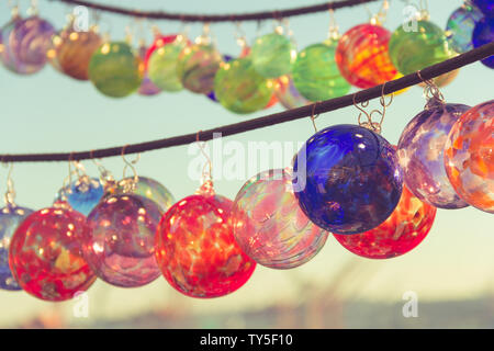 Bunte artisan Glas Ornamente sind ein Einkaufserlebnis am Pike Place Markt mit Blick auf die Puget Sound, Seattle, USA. Stockfoto