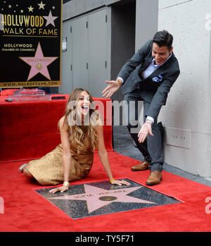 Schauspielerin Sofia Vergara stellt mit ihrem Sohn Manolo Vergara Gonzalez-Ripoli während einer enthüllungsfeier Ihre Ehrung mit dem 2.551 st Stern auf dem Hollywood Walk of Fame in Los Angeles am 7. Mai 2015. Foto von Jim Ruymen/UPI Stockfoto