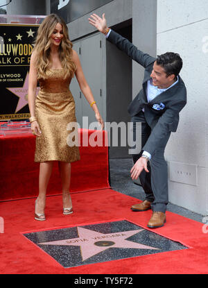 Schauspielerin Sofia Vergara stellt mit ihrem Sohn Manolo Vergara Gonzalez-Ripoli während einer enthüllungsfeier Ihre Ehrung mit dem 2.551 st Stern auf dem Hollywood Walk of Fame in Los Angeles am 7. Mai 2015. Foto von Jim Ruymen/UPI Stockfoto