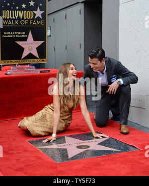 Schauspielerin Sofia Vergara stellt mit ihrem Sohn Manolo Vergara Gonzalez-Ripoli während einer enthüllungsfeier Ihre Ehrung mit dem 2.551 st Stern auf dem Hollywood Walk of Fame in Los Angeles am 7. Mai 2015. Foto von Jim Ruymen/UPI Stockfoto