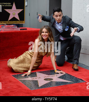 Schauspielerin Sofia Vergara stellt mit ihrem Sohn Manolo Vergara Gonzalez-Ripoli während einer enthüllungsfeier Ihre Ehrung mit dem 2.551 st Stern auf dem Hollywood Walk of Fame in Los Angeles am 7. Mai 2015. Foto von Jim Ruymen/UPI Stockfoto