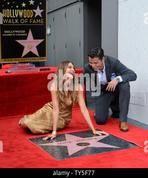 Schauspielerin Sofia Vergara stellt mit ihrem Sohn Manolo Vergara Gonzalez-Ripoli während einer enthüllungsfeier Ihre Ehrung mit dem 2.551 st Stern auf dem Hollywood Walk of Fame in Los Angeles am 7. Mai 2015. Foto von Jim Ruymen/UPI Stockfoto