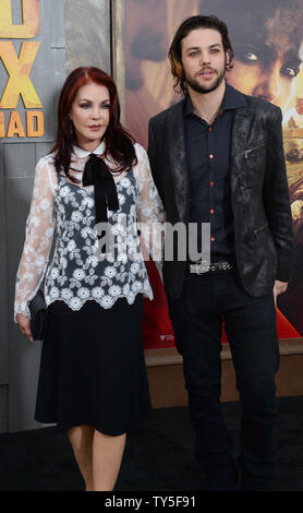 Schauspielerin Schauspielerin Priscilla Presley und ihr Sohn, Musiker Navarone Garibaldi Besuchen die Premiere der motion picture Thriller 'Mad Max: Fury Road" an TCL Chinese Theatre in Hollywood" in Los Angeles am 7. Mai 2015. Handlung: In einer steifen Wüste Landschaft, in der sich die Menschheit gebrochen ist, zwei Rebellen konnten gerade in der Lage sein, die Ordnung wiederherzustellen: Max (Tom Hardy), ein Mann der Taten und Worte und Furiosa (Charlize Theron), eine Frau von Maßnahmen, die auf der Suche ist es zurück in Ihre Kindheit Heimat zu machen. Foto von Jim Ruymen/UPI Stockfoto