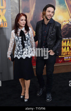 Schauspielerin Schauspielerin Priscilla Presley und ihr Sohn, Musiker Navarone Garibaldi Besuchen die Premiere der motion picture Thriller 'Mad Max: Fury Road" an TCL Chinese Theatre in Hollywood" in Los Angeles am 7. Mai 2015. Handlung: In einer steifen Wüste Landschaft, in der sich die Menschheit gebrochen ist, zwei Rebellen konnten gerade in der Lage sein, die Ordnung wiederherzustellen: Max (Tom Hardy), ein Mann der Taten und Worte und Furiosa (Charlize Theron), eine Frau von Maßnahmen, die auf der Suche ist es zurück in Ihre Kindheit Heimat zu machen. Foto von Jim Ruymen/UPI Stockfoto