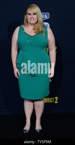 Ensemble Rebel Wilson besucht die Premiere des Motion picture Komödie 'Pitch Perfekt 2' bei Nokia Theater in Los Angeles am 8. Mai 2015. Story: Nach einem demütigenden Befehl Leistung am Lincoln Center, dem Barden Bellas geben Sie einen internationalen Wettbewerb, dass keine amerikanische Gruppe jemals gewonnen hat, um ihren Status zu erlangen und rechts durchzuführen. Foto von Jim Ruymen/UPI Stockfoto