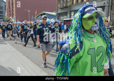 Seattle Seahawks Fans in Team Jersey Spaziergang durch die Heckklappe Partei vor dem Heimspiel am CenturyLink Feld, Ihre home Stadion, Seattle, USA. Stockfoto