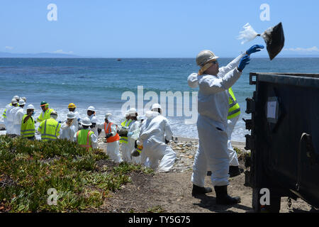 Mitarbeiter sammeln Taschen aus Sand und Felsen durch Öl entlang Refugio Beach kontaminiert sind, als weiter das Öl, das am 22. Mai 2015 hat schätzungsweise 100.000 Gallonen von der Santa Barbara County coast in Goleta, Kalifornien zu entfernen. Eine einheitliche Kommandozentrale für den Überlauf etabliert, sagte der worst-case-Schätzung ist, daß 2.500 Barrel Öl aus der Pipeline durch die Plains All American betrieben freigegeben wurde. Glanz ist über mehrere Kilometer vom Ort der Leckage an der Küste von Refugio State Beach. Foto von Jim Ruymen/UPI Stockfoto