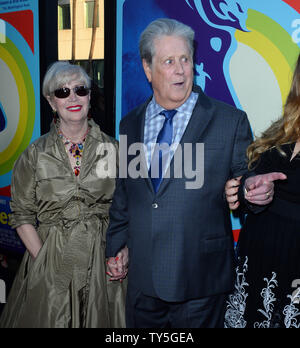 Musiker Brian Wilson und seine Frau Melinda Ledbetter Besuchen die Premiere des Biographischen motion picture Drama "Liebe und Barmherzigkeit" an der Akademie der Motion Picture Arts and Sciences (Ampas) in Beverly Hills, Kalifornien am 2. Juni 2015. Handlung: In den 1960er Jahren, Beach Boys Führer Brian Wilson kämpft mit aufstrebenden Psychose, wie er versucht seine avantgardistischen pop Meisterwerk zu Handwerk. In den 1980er Jahren, ist er ein gebrochenes, verwirrt Mann unter der 24h-watch von schattigen Therapeut Dr. Eugene Landy. Foto von Jim Ruymen/UPI Stockfoto