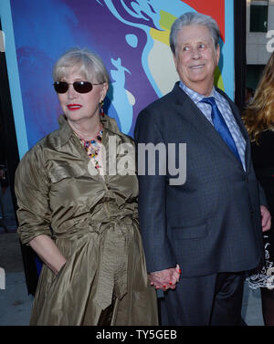 Musiker Brian Wilson und seine Frau Melinda Ledbetter Besuchen die Premiere des Biographischen motion picture Drama "Liebe und Barmherzigkeit" an der Akademie der Motion Picture Arts and Sciences (Ampas) in Beverly Hills, Kalifornien am 2. Juni 2015. Handlung: In den 1960er Jahren, Beach Boys Führer Brian Wilson kämpft mit aufstrebenden Psychose, wie er versucht seine avantgardistischen pop Meisterwerk zu Handwerk. In den 1980er Jahren, ist er ein gebrochenes, verwirrt Mann unter der 24h-watch von schattigen Therapeut Dr. Eugene Landy. Foto von Jim Ruymen/UPI Stockfoto