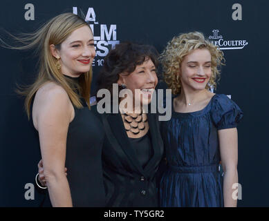 Darsteller Judy Greer, Lily Tomlin und Julia Garner (L - R) die Premiere des Motion picture Komödie 'Grandma' im Regal Cinemas L.A. teilnehmen Leben in Los Angeles am 10. Juni 2015. Storyline: Selbst - beschriebene Menschenfeind Elle Reid (Tomlin) hat ihre schützende Blase platzte, als ihre 18-Jährige Enkelin, Salbei (Garner), zeigt sich die Hilfe benötigen. Die beiden gehen auf eine lange Reise, die Elle, sich mit ihrer Vergangenheit zu kommen und Salbei, um ihre Zukunft zu konfrontieren. Foto von Jim Ruymen/UPI Stockfoto