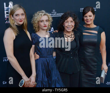 Darsteller Judy Greer, Julia Garner, Lily Tomlin und Marcia Gay Harden (L - R) die Premiere des Motion picture Komödie 'Grandma' im Regal Cinemas L.A. teilnehmen Leben in Los Angeles am 10. Juni 2015. Storyline: Selbst - beschriebene Menschenfeind Elle Reid (Tomlin) hat ihre schützende Blase platzte, als ihre 18-Jährige Enkelin, Salbei (Garner), zeigt sich die Hilfe benötigen. Die beiden gehen auf eine lange Reise, die Elle, sich mit ihrer Vergangenheit zu kommen und Salbei, um ihre Zukunft zu konfrontieren. Foto von Jim Ruymen/UPI Stockfoto