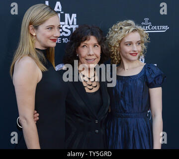 Darsteller Judy Greer, Lily Tomlin und Julia Garner (L - R) die Premiere des Motion picture Komödie 'Grandma' im Regal Cinemas L.A. teilnehmen Leben in Los Angeles am 10. Juni 2015. Storyline: Selbst - beschriebene Menschenfeind Elle Reid (Tomlin) hat ihre schützende Blase platzte, als ihre 18-Jährige Enkelin, Salbei (Garner), zeigt sich die Hilfe benötigen. Die beiden gehen auf eine lange Reise, die Elle, sich mit ihrer Vergangenheit zu kommen und Salbei, um ihre Zukunft zu konfrontieren. Foto von Jim Ruymen/UPI Stockfoto