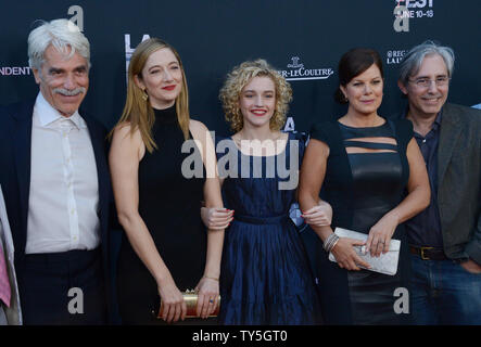 Darsteller Sam Elliott, Judy Greer, Julia Garner, Marcia Gay Harden und Regisseur Paul Weitz (L - R) die Premiere des Motion picture Komödie 'Grandma' im Regal Cinemas L.A. teilnehmen Leben in Los Angeles am 10. Juni 2015. Storyline: Selbst - beschriebene Menschenfeind Elle Reid (Lily Tomlin) hat ihre schützende Blase platzte, als ihre 18-Jährige Enkelin, Salbei (Garner), zeigt sich die Hilfe benötigen. Die beiden gehen auf eine lange Reise, die Elle, sich mit ihrer Vergangenheit zu kommen und Salbei, um ihre Zukunft zu konfrontieren. Foto von Jim Ruymen/UPI Stockfoto