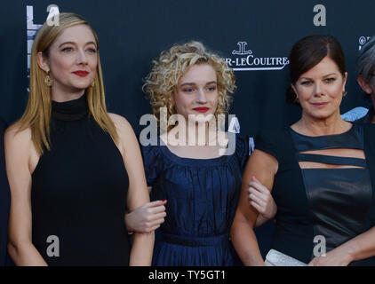 Darsteller Judy Greer, Julia Garner und Marcia Gay Harden (L - R) die Premiere des Motion picture Komödie 'Grandma' im Regal Cinemas L.A. teilnehmen Leben in Los Angeles am 10. Juni 2015. Storyline: Selbst - beschriebene Menschenfeind Elle Reid (Lily Tomlin) hat ihre schützende Blase platzte, als ihre 18-Jährige Enkelin, Salbei (Garner), zeigt sich die Hilfe benötigen. Die beiden gehen auf eine lange Reise, die Elle, sich mit ihrer Vergangenheit zu kommen und Salbei, um ihre Zukunft zu konfrontieren. Foto von Jim Ruymen/UPI Stockfoto