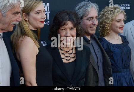 Darsteller Sam Elliott, Judy Greer, Lily Tomlin, Regisseur Paul Weitz und Julia Garner (L - R) die Premiere des Motion picture Komödie 'Grandma' im Regal Cinemas L.A. teilnehmen Leben in Los Angeles am 10. Juni 2015. Storyline: Selbst - beschriebene Menschenfeind Elle Reid (Tomlin) hat ihre schützende Blase platzte, als ihre 18-Jährige Enkelin, Salbei (Garner), zeigt sich die Hilfe benötigen. Die beiden gehen auf eine lange Reise, die Elle, sich mit ihrer Vergangenheit zu kommen und Salbei, um ihre Zukunft zu konfrontieren. Foto von Jim Ruymen/UPI Stockfoto