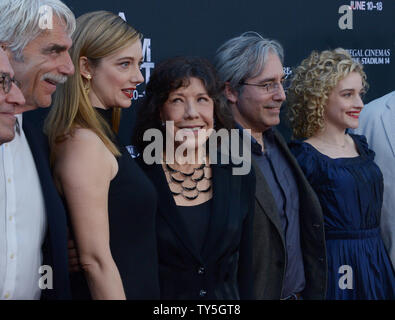 Darsteller Sam Elliott, Judy Greer, Lily Tomlin, Regisseur Paul Weitz und Julia Garner (L - R) die Premiere des Motion picture Komödie 'Grandma' im Regal Cinemas L.A. teilnehmen Leben in Los Angeles am 10. Juni 2015. Storyline: Selbst - beschriebene Menschenfeind Elle Reid (Tomlin) hat ihre schützende Blase platzte, als ihre 18-Jährige Enkelin, Salbei (Garner), zeigt sich die Hilfe benötigen. Die beiden gehen auf eine lange Reise, die Elle, sich mit ihrer Vergangenheit zu kommen und Salbei, um ihre Zukunft zu konfrontieren. Foto von Jim Ruymen/UPI Stockfoto