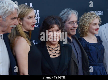 Darsteller Sam Elliott, Judy Greer, Lily Tomlin, Regisseur Paul Weitz und Julia Garner (L - R) die Premiere des Motion picture Komödie 'Grandma' im Regal Cinemas L.A. teilnehmen Leben in Los Angeles am 10. Juni 2015. Storyline: Selbst - beschriebene Menschenfeind Elle Reid (Tomlin) hat ihre schützende Blase platzte, als ihre 18-Jährige Enkelin, Salbei (Garner), zeigt sich die Hilfe benötigen. Die beiden gehen auf eine lange Reise, die Elle, sich mit ihrer Vergangenheit zu kommen und Salbei, um ihre Zukunft zu konfrontieren. Foto von Jim Ruymen/UPI Stockfoto