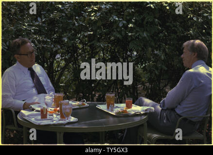 Henry Kissinger und Jimmy Carter während eines Mittagessens auf das Weiße Haus Terrasse. Stockfoto