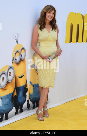 Warf Mitglied Allison Janney die Stimme von Madge Nelson in der animierten motion picture Komödie 'Minions' besucht die Premiere des Films im Shrine Auditorium in Los Angeles am 28. Juni 2015. Storyline: Schergen Stuart, Kevin und Bob sind von Scarlet Overkill (Stier), eine super-Bösewicht, der, neben ihrem Erfinder mann Kraut (Jon Hamm), Luken einen Plot um die Welt zu übernehmen. Foto von Jim Ruymen/UPI Stockfoto