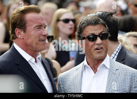 Warf Mitglied Arnold Schwarzenegger, Links, mit prominenten Sylvester Stallone Besuchen die Premiere der motion picture sci-fi Thriller 'Terminator' am Genisys Dolby Theatre in Hollywood" in Los Angeles am 28. Juni 2015. Handlung: Als John Connor, den Anführer der menschlichen Widerstand, sendet der Sgt. Kyle Reese, der bis 1984 Sarah Connor zu schützen und die Zukunft zu sichern, eine unerwartete Wendung der Ereignisse schafft einen zerbrochenen Timeline. Jetzt, Sgt. Reese findet sich in einer neuen und ungewohnten Version der Vergangenheit, wo er konfrontiert ist, mit unwahrscheinlichen Verbündeten, einschließlich der Guardian (Arnold Schwarzenegger) Stockfoto