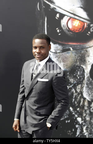 Warf Mitglied Oladayo ÒDayoÓ Okeniyi besucht die Premiere des Motion Picture sci-fi Thriller 'Terminator' am Genisys Dolby Theatre in Hollywood" in Los Angeles am 28. Juni 2015. Handlung: Als John Connor, den Anführer der menschlichen Widerstand, sendet der Sgt. Kyle Reese, der bis 1984 Sarah Connor zu schützen und die Zukunft zu sichern, eine unerwartete Wendung der Ereignisse schafft einen zerbrochenen Timeline. Jetzt, Sgt. Reese findet sich in einer neuen und ungewohnten Version der Vergangenheit, wo er mit unwahrscheinlichen Verbündeten, einschließlich der Guardian (Arnold Schwarzenegger), gefährlichen neuen Feinden konfrontiert ist, und eine unexpec Stockfoto