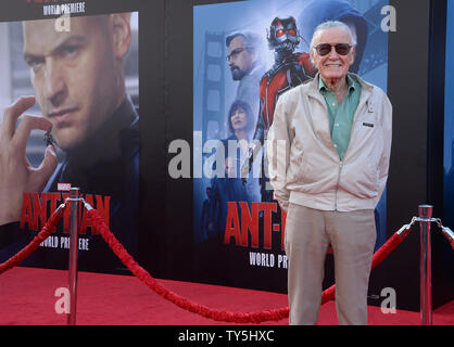 Comic Symbol Stan Lee bei der Premiere der Sci-Fi-Film "ant-man" an der Dolby Theatre in Hollywood" in Los Angeles am 29. Juni 2015. Storyline: Bewaffnet mit einem Super-Anzug mit der erstaunlichen Fähigkeit im Maßstab zu schrumpfen, aber Zunahme der Stärke, Con-Mann Scott Lang (Paul Rudd) seine innere Held umfassen müssen, und sein Mentor helfen, Dr. Hank Pym (Michael Douglas), Plan und ziehen Sie eine heist, dass die Welt retten wird. Foto von Jim Ruymen/UPI Stockfoto