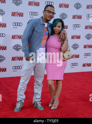 Warf Mitglied T.I. und seine Frau, die Sängerin Tamika 'Tiny' Cottle-Harris besucht die Premiere des sci-fi-Film "ant-man" an der Dolby Theatre in Hollywood" in Los Angeles am 29. Juni 2015. Storyline: Bewaffnet mit einem Super-Anzug mit der erstaunlichen Fähigkeit im Maßstab zu schrumpfen, aber Zunahme der Stärke, Con-Mann Scott Lang (Paul Rudd) seine innere Held umfassen müssen, und sein Mentor helfen, Dr. Hank Pym (Michael Douglas), Plan und ziehen Sie eine heist, dass die Welt retten wird. Foto von Jim Ruymen/UPI Stockfoto