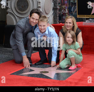 Schauspieler Paul Rudd stellt mit seiner Frau, TV-Produzent Julie Yaeger und ihr Sohn Jack Sullivan Rudd und Tochter Darby Rudd während einer enthüllungsfeier ihn ehrt mit der 2,554 th Stern auf dem Hollywood Walk of Fame in Los Angeles am 1. Juli 2015. Foto von Jim Ruymen/UPI Stockfoto