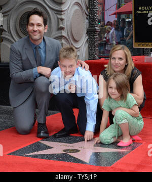 Schauspieler Paul Rudd stellt mit seiner Frau, TV-Produzent Julie Yaeger und ihr Sohn Jack Sullivan Rudd und Tochter Darby Rudd während einer enthüllungsfeier ihn ehrt mit der 2,554 th Stern auf dem Hollywood Walk of Fame in Los Angeles am 1. Juli 2015. Foto von Jim Ruymen/UPI Stockfoto