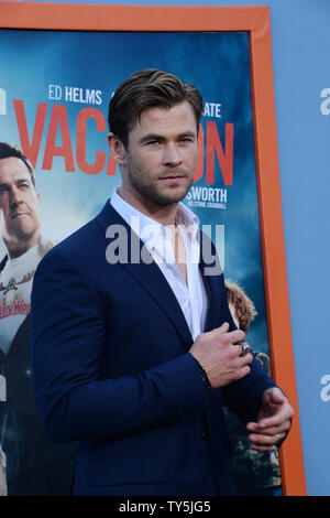 Warf Mitglied Chris Hemsworth besucht die Premiere der Komödie "Urlaub" im Regency Dorf Theater im Westwood Abschnitt von Los Angeles am 27. Juli 2015. Storyline: in der Hoffnung, seine Familie einander näher zu bringen und seine Kindheit Ferienhäuser für seine eigenen Kinder zu schaffen, die ein Erwachsener Rusty Griswold nimmt seine Frau und ihre beiden Söhne auf einem Cross-country Road Trip zu den coolsten Theme Park in Amerika, Walley Welt. Unnötig zu sagen, Dinge, die nicht ganz so wie geplant. Foto von Jim Ruymen/UPI Stockfoto