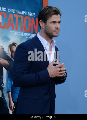 Warf Mitglied Chris Hemsworth besucht die Premiere der Komödie "Urlaub" im Regency Dorf Theater im Westwood Abschnitt von Los Angeles am 27. Juli 2015. Storyline: in der Hoffnung, seine Familie einander näher zu bringen und seine Kindheit Ferienhäuser für seine eigenen Kinder zu schaffen, die ein Erwachsener Rusty Griswold nimmt seine Frau und ihre beiden Söhne auf einem Cross-country Road Trip zu den coolsten Theme Park in Amerika, Walley Welt. Unnötig zu sagen, Dinge, die nicht ganz so wie geplant. Foto von Jim Ruymen/UPI Stockfoto