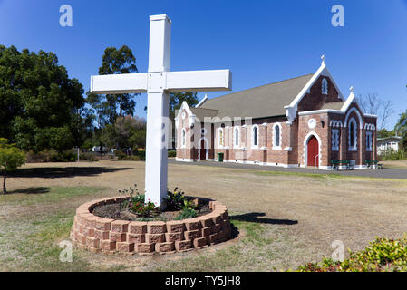 Großes weißes Kreuz auf dem Gelände der St. John's Anglican Church Dalby Queensland Australien Stockfoto