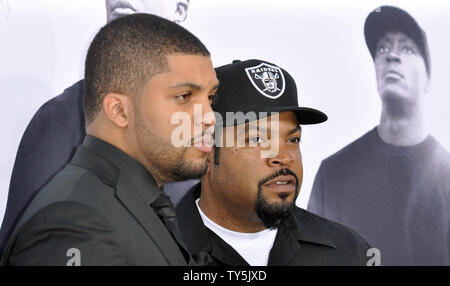 Besetzung des Mitglieds O'Shea Jackson Jr (L) und sein Vater Ice Cube nehmen an der Premiere des N.W.A. motion picture biopic "Straight Outta Compton" bei Microsoft Theater in Los Angeles am 10. August 2015. Handlung: Die Gruppe NWA aus den Straßen von Compton, Kalifornien in der Mitte der 80er Jahre ergibt sich s und revolutioniert Hip-Hop-Kultur mit ihrer Musik und Geschichten über das Leben in der Haube. Foto von Christine Kauen/UPI Stockfoto