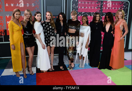 (L - R) Modell Gigi Hadid, Modell Martha Hunt, Schauspielerin Hailee Steinfeld, Schauspielerin Cara Delevingne, Schauspielerin/Sängerin Selena Gomez, recording artist Taylor Swift, Schauspielerin Serayah, Schauspielerin Mariska Hargitay, Modell Lily Aldridge und Modell Karlie Kloss ankommen auf dem roten Teppich für die 32. jährlichen MTV Video Music Awards bei Microsoft Theater in Los Angeles am 30. August 2015. Foto von Jim Ruymen/UPI Stockfoto