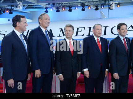 Republikanischen Präsidentschaftskandidaten, darunter auch der ehemalige US-Senator von Pennsylvania Rick Santorum, ehemaligen New Yorker Gouverneur George Pataki, Senator von Kentucky Paul Rand, ehemaliger Gouverneur von Arkansas, Mike Huckabee und Senator von Florida Marco Rubio sammeln für den zweiten republikanischen Präsidentendebatte am Reagan Bibliothek in Simi Valley, CA am 16. September 2015. Die 15 republikanischen Kandidaten in der zweiten prime time Debatte für die Präsidentschaftswahl 2016. Foto von Jim Ruymen/UPI Stockfoto