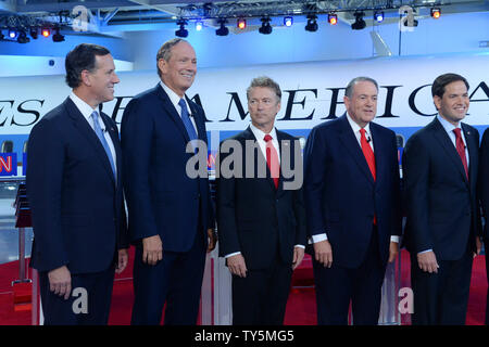 Republikanischen Präsidentschaftskandidaten, darunter auch der ehemalige US-Senator von Pennsylvania Rick Santorum, ehemaligen New Yorker Gouverneur George Pataki, Senator von Kentucky Paul Rand, ehemaliger Gouverneur von Arkansas, Mike Huckabee und Senator von Florida Marco Rubio sammeln für den zweiten republikanischen Präsidentendebatte am Reagan Bibliothek in Simi Valley, CA am 16. September 2015. Die 15 republikanischen Kandidaten in der zweiten prime time Debatte für die Präsidentschaftswahl 2016. Foto von Jim Ruymen/UPI Stockfoto