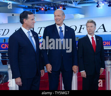 Republikanischen Präsidentschaftskandidaten, darunter auch der ehemalige US-Senator von Pennsylvania Rick Santorum, ehemaligen New Yorker Gouverneur George Pataki und Senator von Kentucky Paul Rand sammeln für den zweiten republikanischen Präsidentendebatte am Reagan Bibliothek in Simi Valley, CA am 16. September 2015. Die 15 republikanischen Kandidaten in der zweiten prime time Debatte für die Präsidentschaftswahl 2016. Foto von Jim Ruymen/UPI Stockfoto