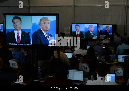 Republikanischen Präsidentendebatte Kandidaten Senator von Kentucky Paul Rand und Donald Trump auf einem Fernseher backstage gesehen werden in der zweiten republikanischen Präsidentendebatte am Reagan Bibliothek in Simi Valley, CA am 16. September 2015. Die 15 republikanischen Kandidaten in der zweiten prime time Debatte für die Präsidentschaftswahl 2016. Foto von Jim Ruymen/UPI Stockfoto