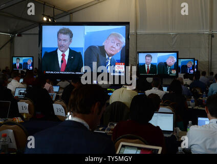 Republikanischen Präsidentendebatte Kandidaten Senator von Kentucky Paul Rand und Donald Trump auf einem Fernseher backstage gesehen werden in der zweiten republikanischen Präsidentendebatte am Reagan Bibliothek in Simi Valley, CA am 16. September 2015. Die 15 republikanischen Kandidaten in der zweiten prime time Debatte für die Präsidentschaftswahl 2016. Foto von Jim Ruymen/UPI Stockfoto