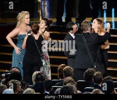 Schauspielerinnen Amy Schumer und Amy Poehler während der 67Th Primetime Emmy Awards in der Microsoft Theater in Los Angeles am 20. September 2015. Foto von Ken Matsui/UPI Stockfoto