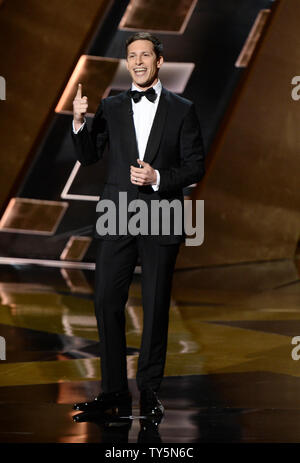 Host Andy Samberg während der 67Th Primetime Emmy Awards in der Microsoft Theater in Los Angeles am 20. September 2015. Foto von Ken Matsui/UPI. Stockfoto