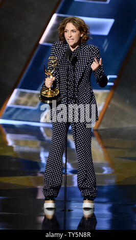 Autor/Regisseur Jill Soloway nimmt die Auszeichnung für herausragende Regie in einer Comedy Serie für 'Transparent' auf der Bühne während der 67Th Primetime Emmy Awards in der Microsoft Theater in Los Angeles am 20. September 2015. Foto von Ken Matsui/UPI. Stockfoto