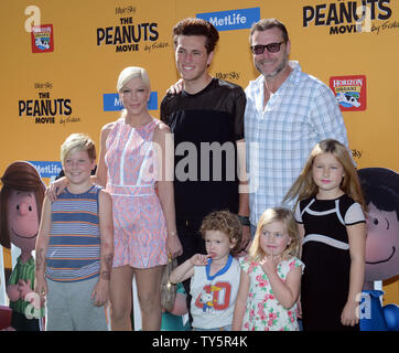 TV-Persönlichkeit Tori Spelling und Ehemann Dean McDermott und Familie mit der Premiere der "Motion Picture animierte Komödie "Die Erdnüsse Film 'im Regency Dorf und Bruin Theater im Westwood Abschnitt von Los Angeles am 1. November 2015. Storyline: Snoopy begibt sich auf seine Mission als er und sein Team, um den Himmel zu ihren Bogen verfolgen - Nemesis, der Rote Baron, während sein bester Kumpel Charlie Brown beginnt seinen eigenen Epic Quest zurück nach Hause. Foto von Jim Ruymen/UPI Stockfoto