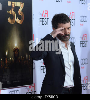 Warf Mitglied Antonio Banderas besucht die Premiere des Motion Picture biografische Drama "33" als Teil des AFI Fest in TCL Chinese Theatre in Hollywood" in Los Angeles am 11. November 2015. Handlung: Auf der Basis von real-life-Ereignis, wenn eine Gold- und Kupfermine in Chile zusammenbricht, es fallen 33 bergleute U-Bahn für 69 Tage. Foto von Jim Ruymen/UPI Stockfoto