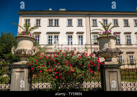 Blick auf berühmte Schloss Mirabell mit schönem Garten in Salzburg, Österreich Stockfoto