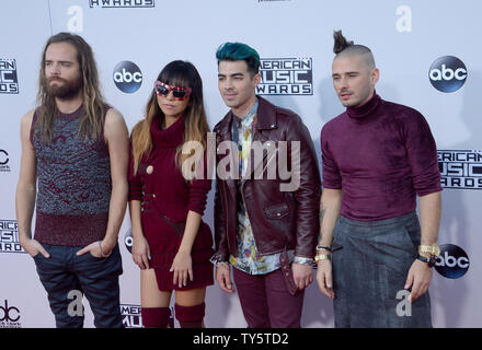 Von links, Künstler Jack Lawless, JinJoo Lee, Joe Jonas und Cole Whittle Musik Gruppe DNC für die 43. jährlichen American Music Awards kommt statt bei Microsoft Theater in Los Angeles am 22. November 2015. Foto von Jim Ruymen/UPI Stockfoto