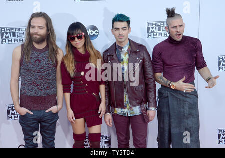 Von links, Künstler Jack Lawless, JinJoo Lee, Joe Jonas und Cole Whittle Musik Gruppe DNC für die 43. jährlichen American Music Awards kommt statt bei Microsoft Theater in Los Angeles am 22. November 2015. Foto von Jim Ruymen/UPI Stockfoto